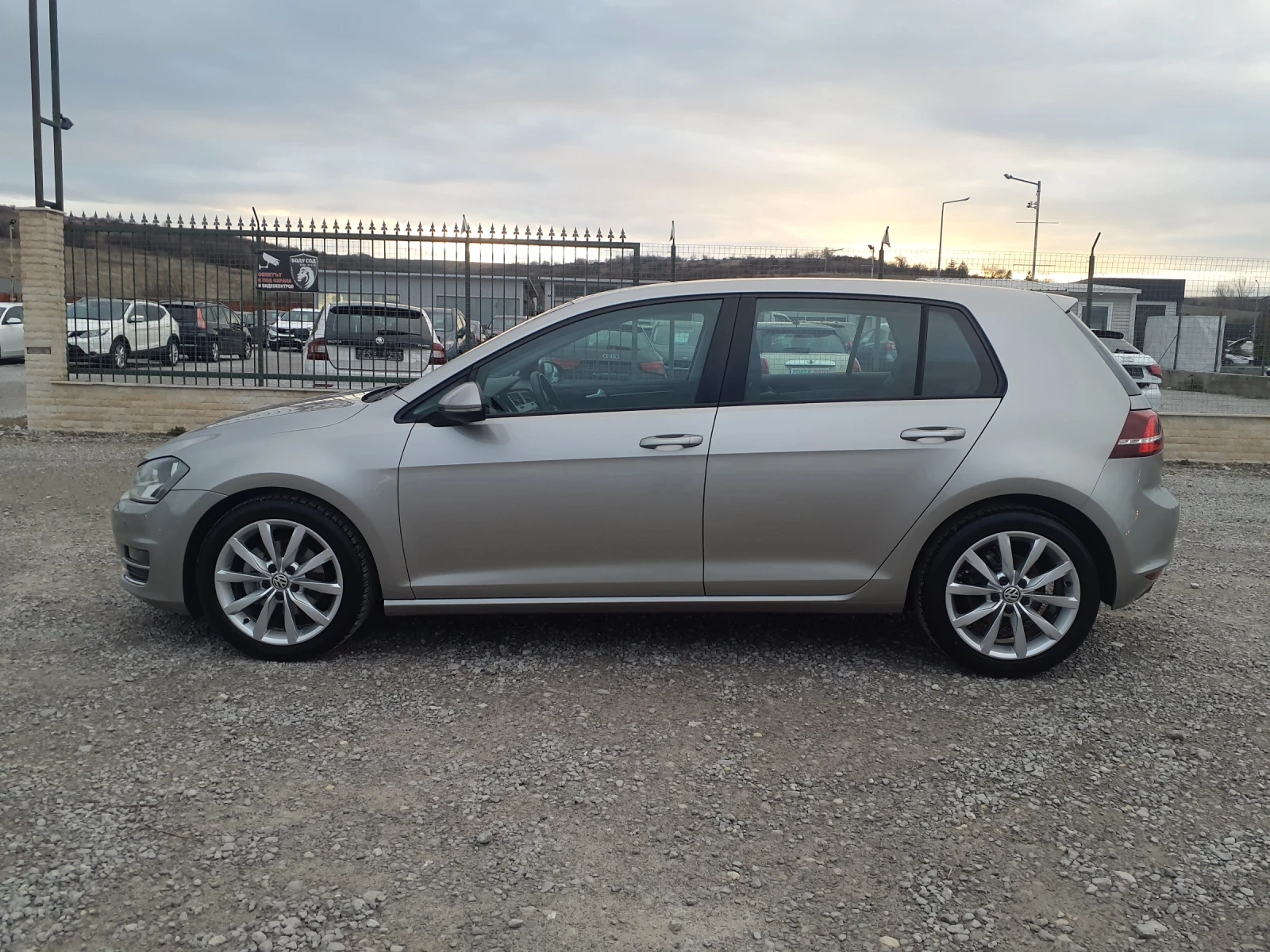 VW Golf 1.6 TDI -110 к.с EURO 6B , снимка 5 - Автомобили и джипове - 53872100