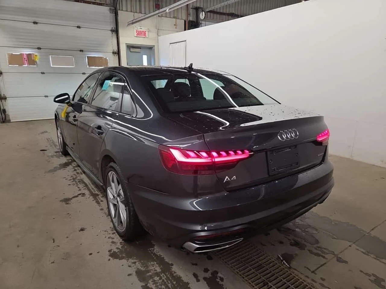 Audi A4 Komfort /DISTRONIC/LED/CAMERA, снимка 2 - Автомобили и джипове - 54562884