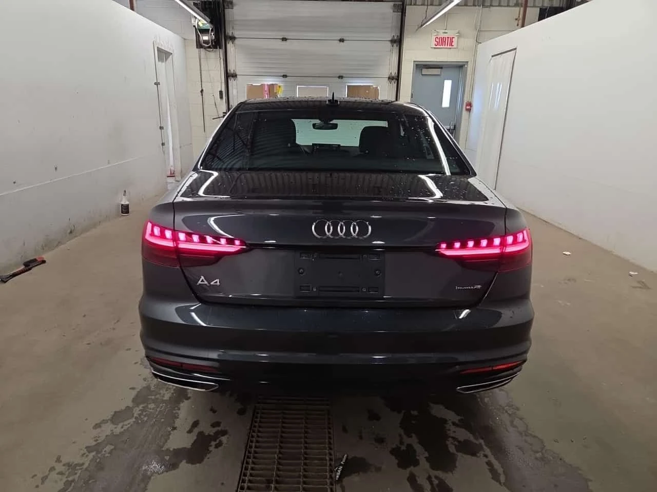 Audi A4 Komfort /DISTRONIC/LED/CAMERA, снимка 4 - Автомобили и джипове - 54562884