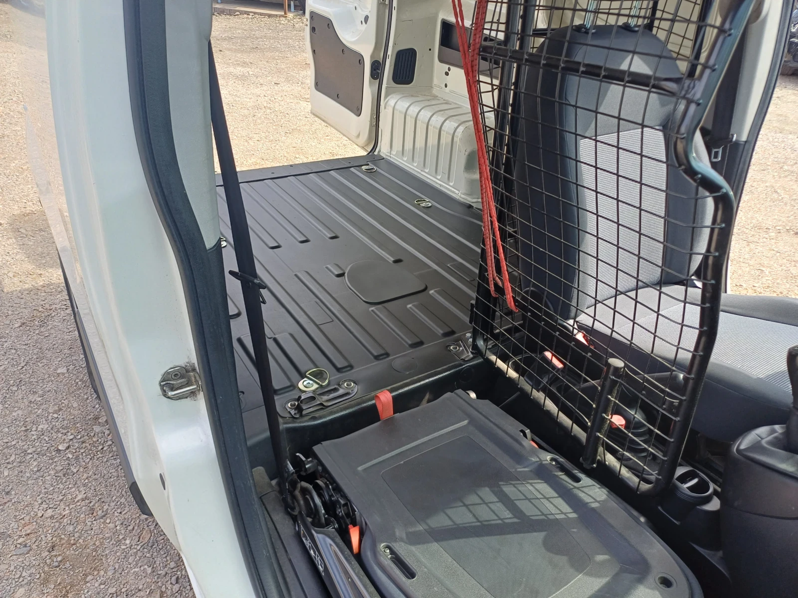 Peugeot Bipper 1.3 HDI, снимка 16 - Автомобили и джипове - 54778379