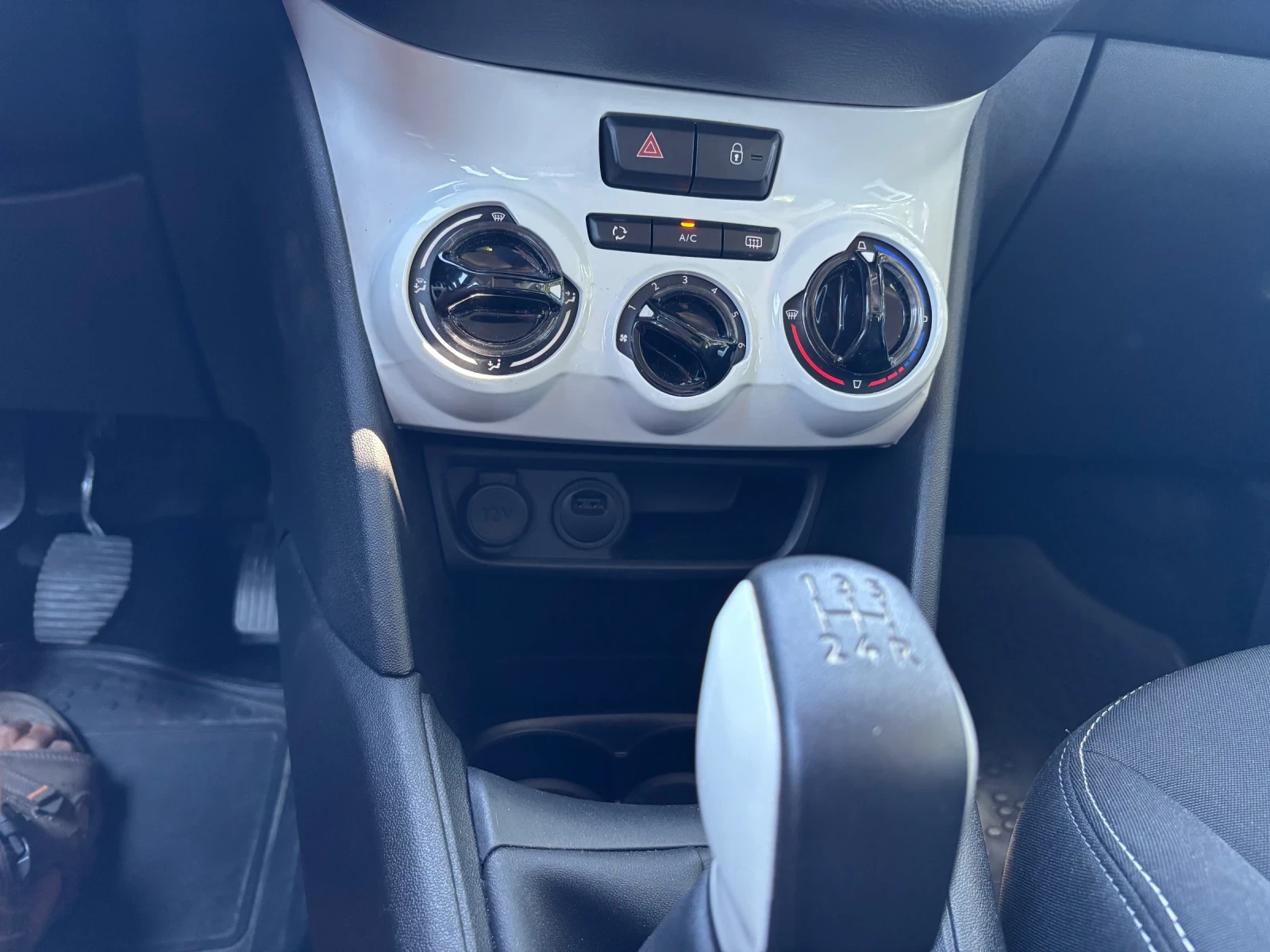 Peugeot 208 1.2 benzin, снимка 9 - Автомобили и джипове - 55475454