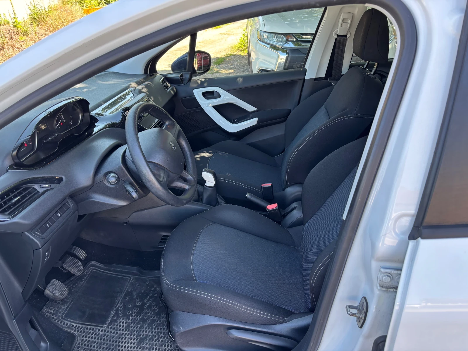 Peugeot 208 1.2 benzin, снимка 10 - Автомобили и джипове - 55475454