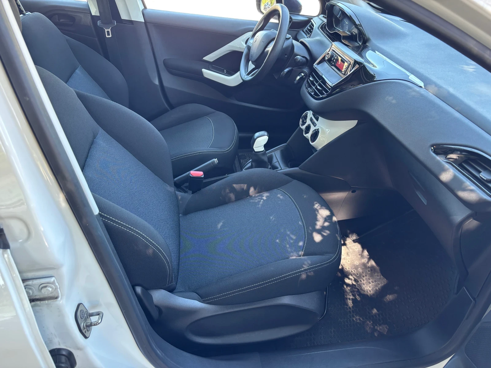 Peugeot 208 1.2 benzin, снимка 11 - Автомобили и джипове - 55475454