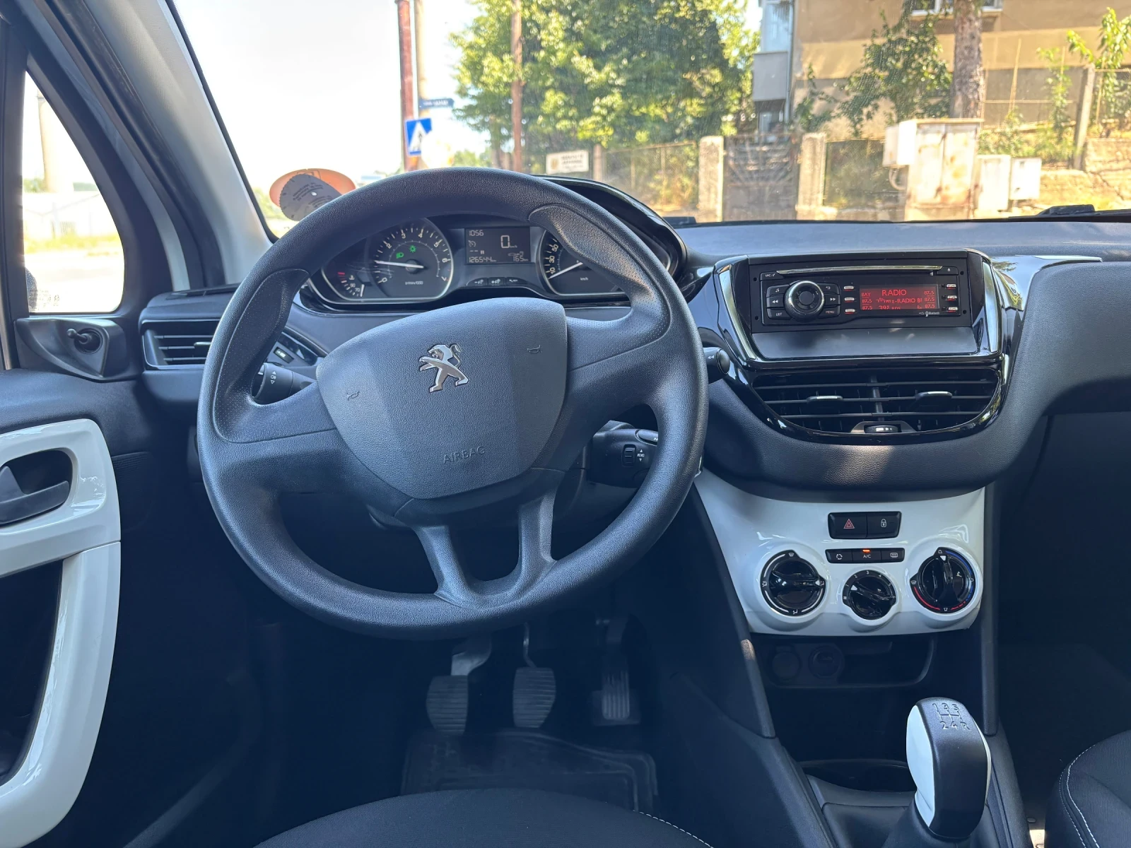 Peugeot 208 1.2 benzin, снимка 8 - Автомобили и джипове - 55475454