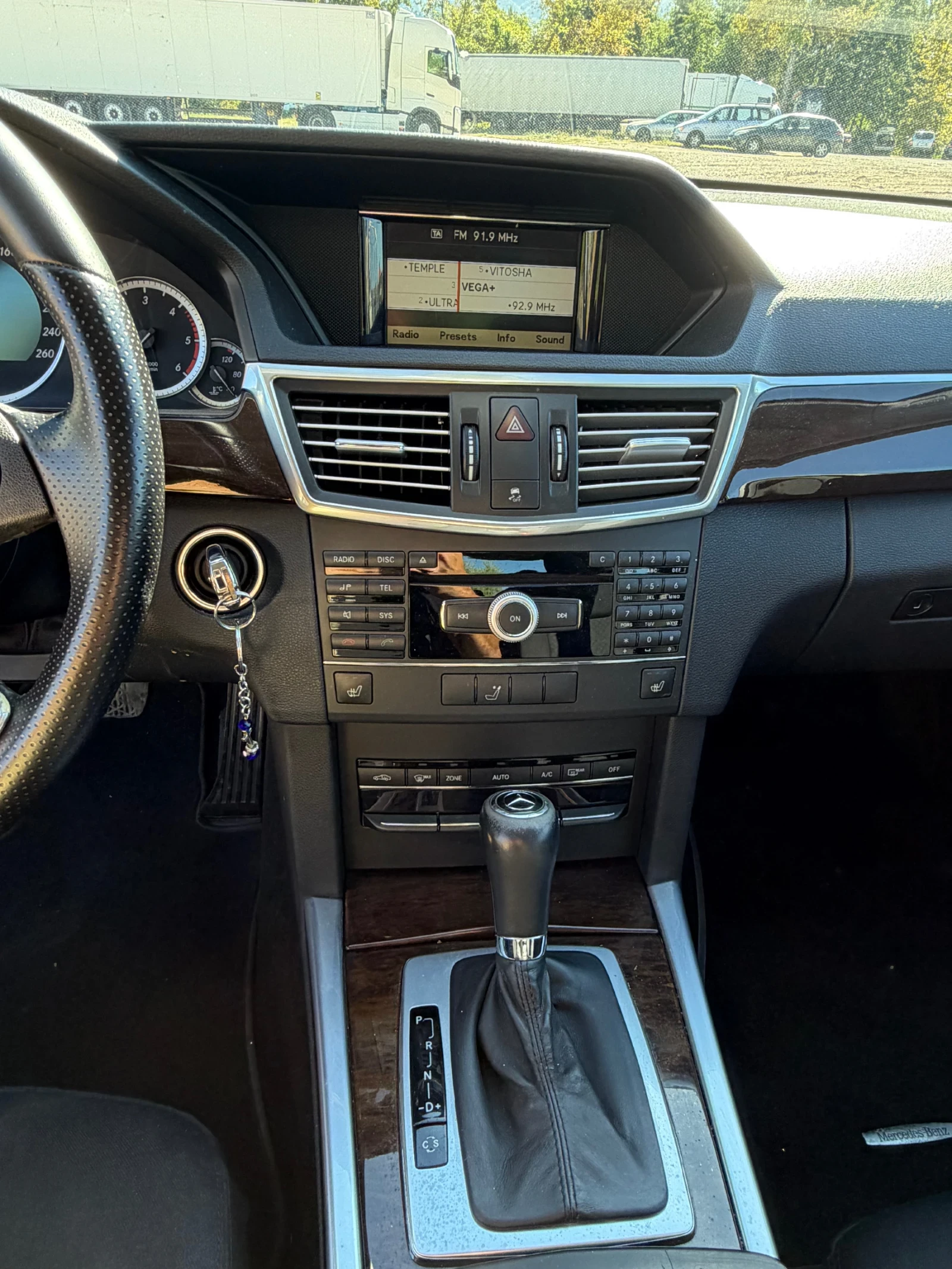 Mercedes-Benz E 220  Automatic Dymamic Seats Massage, снимка 8 - Автомобили и джипове - 56339544