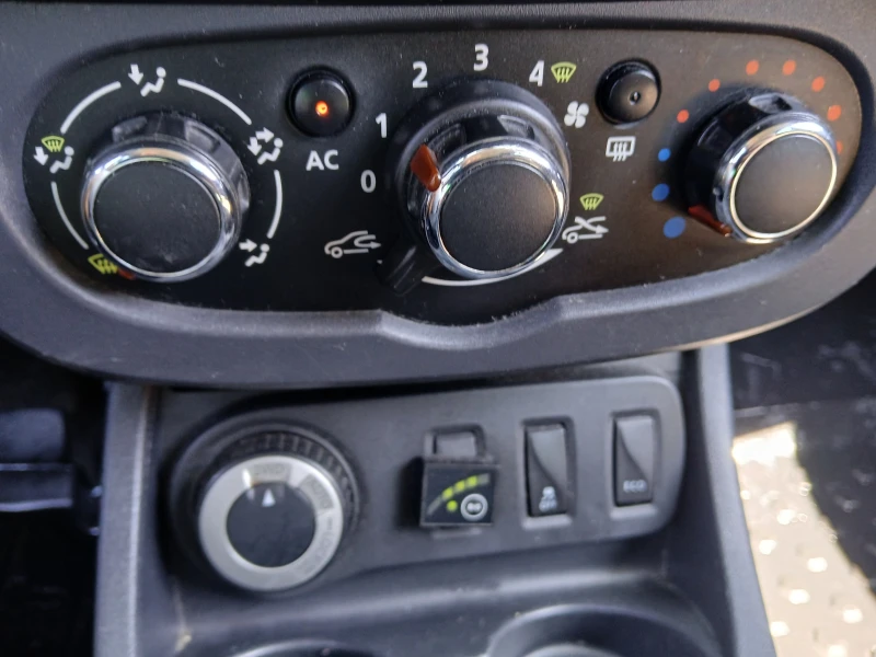 Dacia Duster 1.6i-4x4-Газ-бензин, снимка 6 - Автомобили и джипове - 53087387