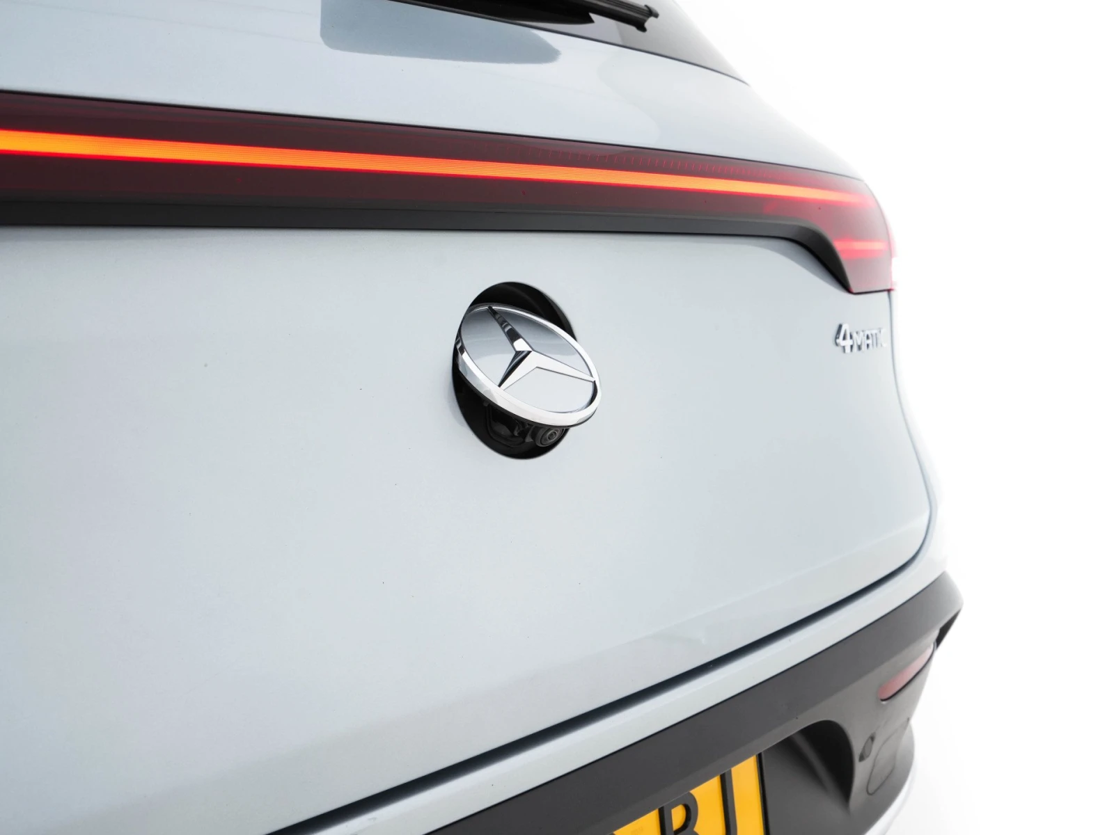 Mercedes-Benz EQC 400, 4matic, 400км пробег всички екстри AMG line - изображение 3