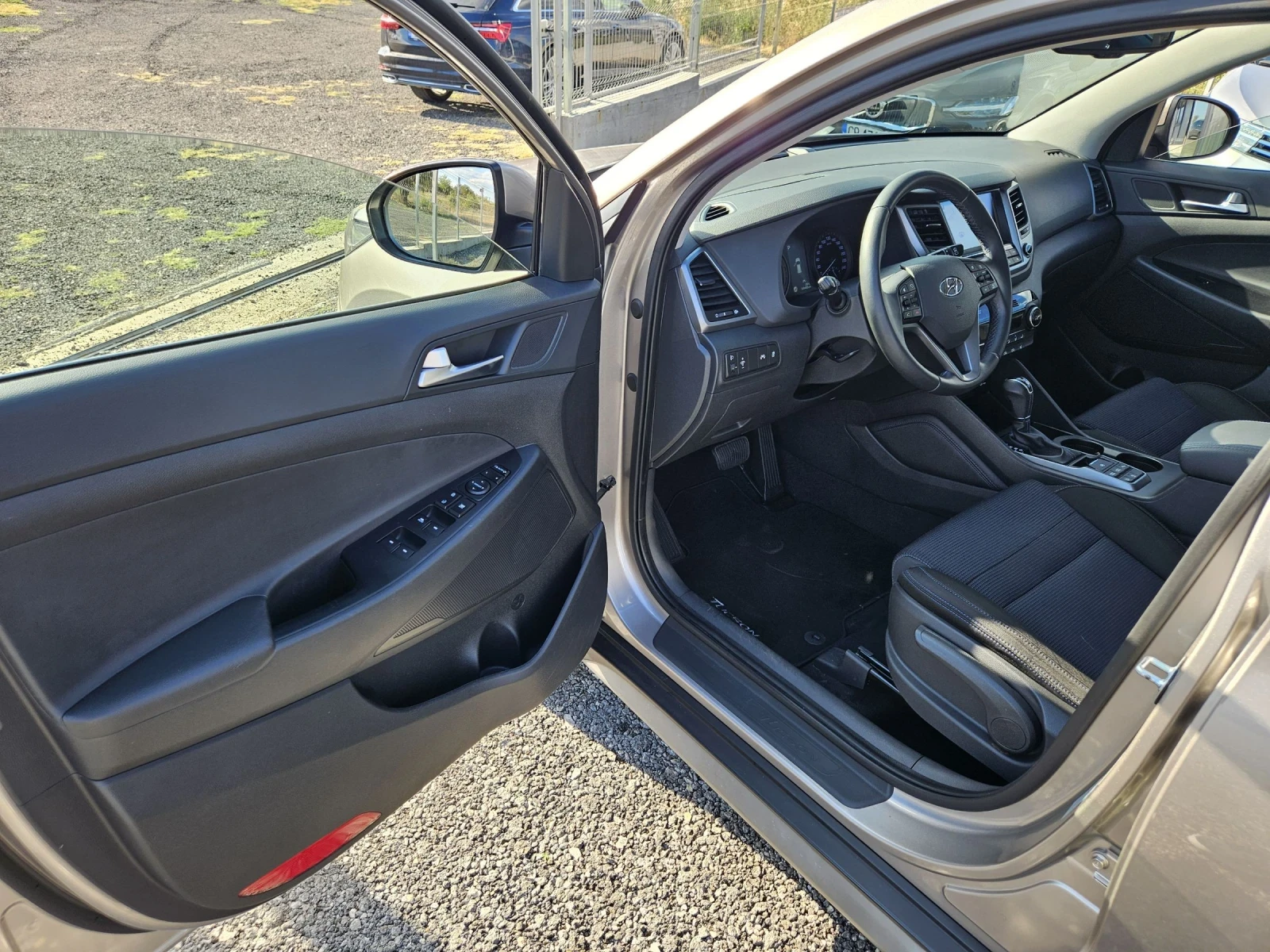 Hyundai Tucson 1.7 crdi Automatic Navi Euro6, снимка 12 - Автомобили и джипове - 55234695