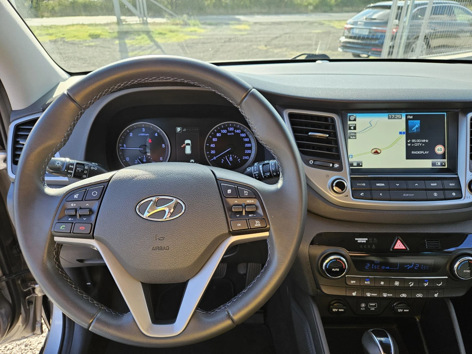 Hyundai Tucson 1.7 crdi Automatic Navi Euro6, снимка 14 - Автомобили и джипове - 55234695
