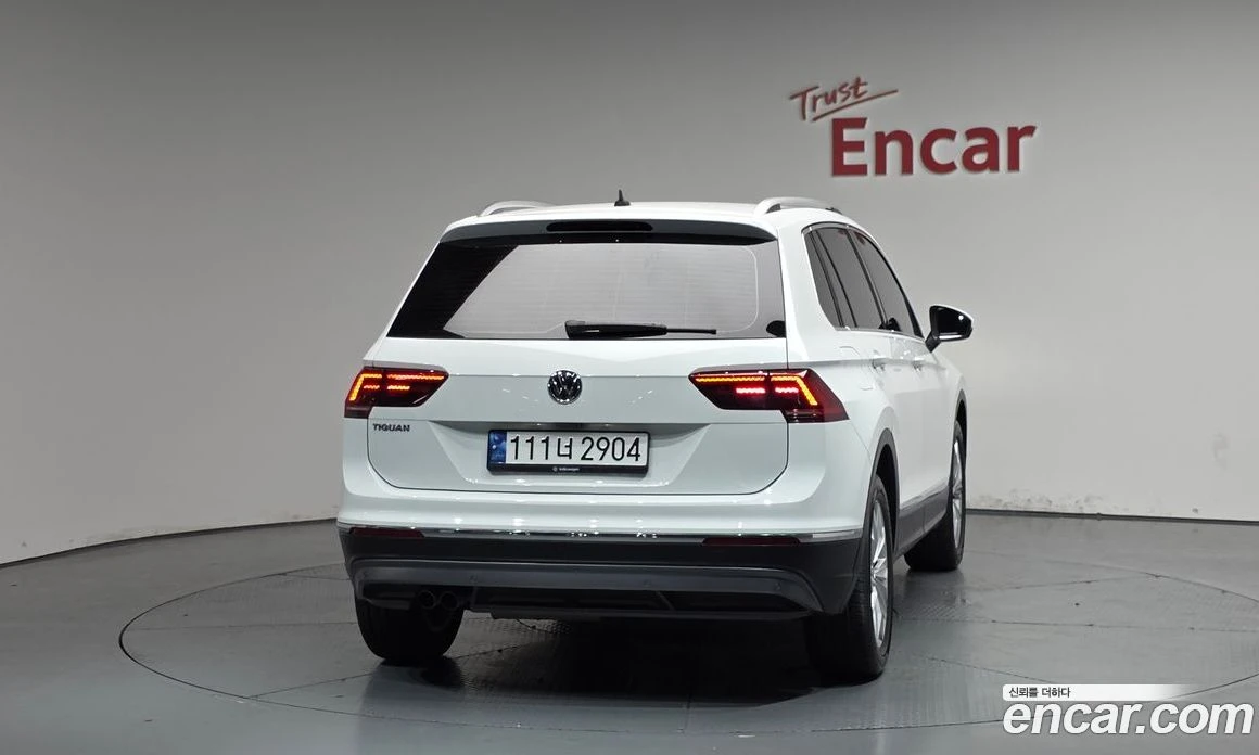 VW Tiguan 2.0 TDI Premium, снимка 4 - Автомобили и джипове - 56122263