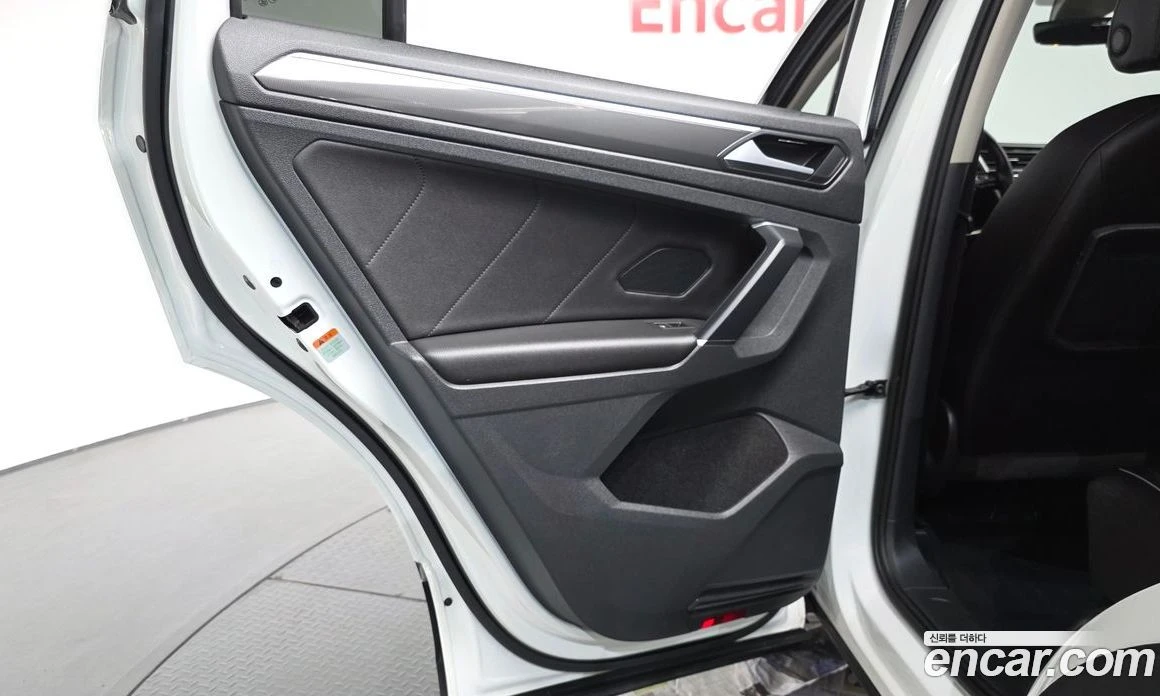 VW Tiguan 2.0 TDI Premium, снимка 15 - Автомобили и джипове - 56122263