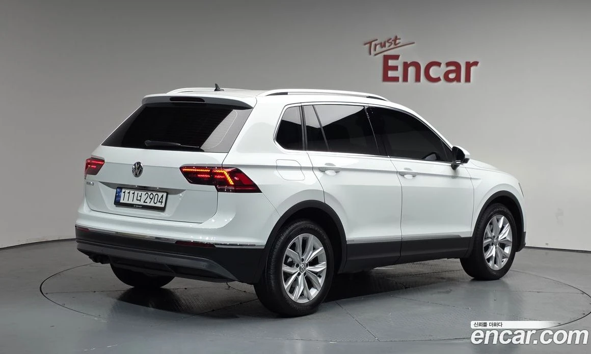 VW Tiguan 2.0 TDI Premium, снимка 2 - Автомобили и джипове - 56122263