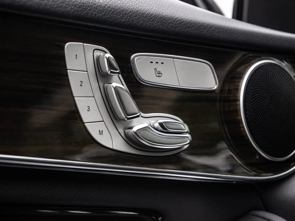 Mercedes-Benz GLC 300 AMG Sport * Панорама * АвтоКредит (ЦЕНА ДО БГ), снимка 13 - Автомобили и джипове - 56187059
