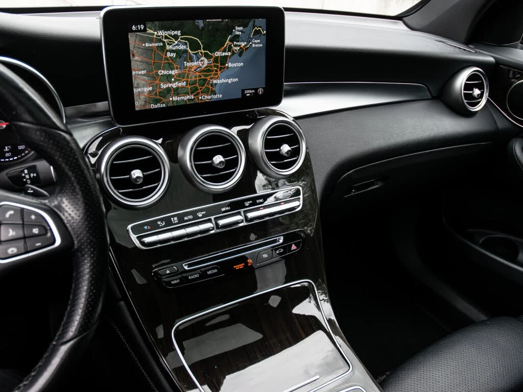 Mercedes-Benz GLC 300 AMG Sport * Панорама * АвтоКредит (ЦЕНА ДО БГ), снимка 14 - Автомобили и джипове - 56187059