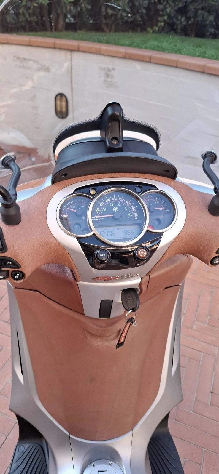 Piaggio Beverly 350i ABS/ASR/LED 2014г., снимка 16 - Мотоциклети и мототехника - 48279133