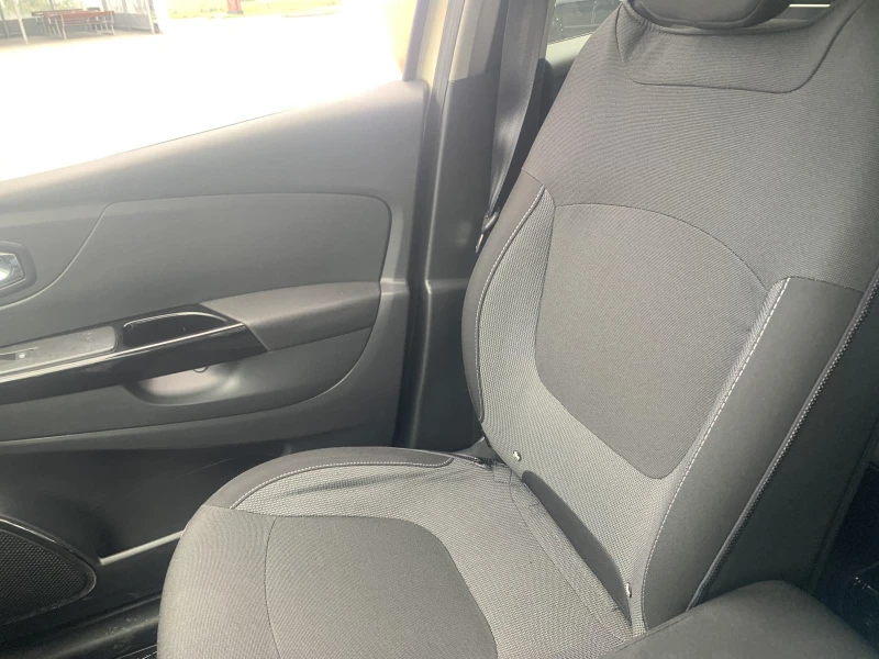 Renault Captur 1.5, снимка 15 - Автомобили и джипове - 52730112