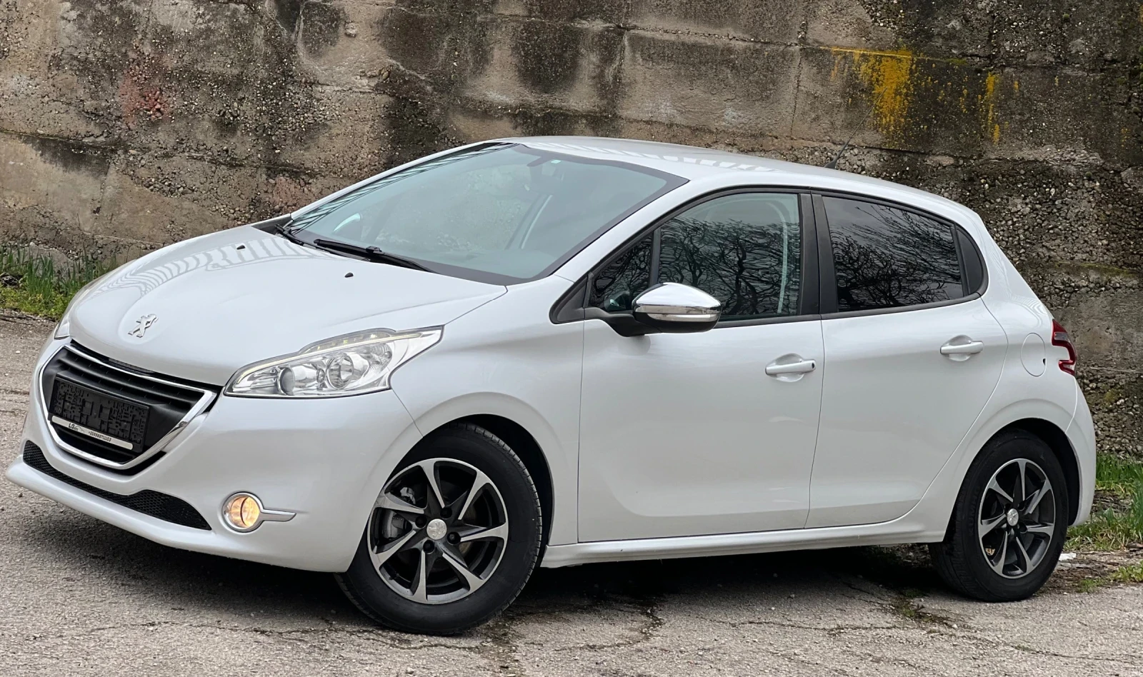 Peugeot 208 1.6 HDI 92 кс. , снимка 2 - Автомобили и джипове - 53966940
