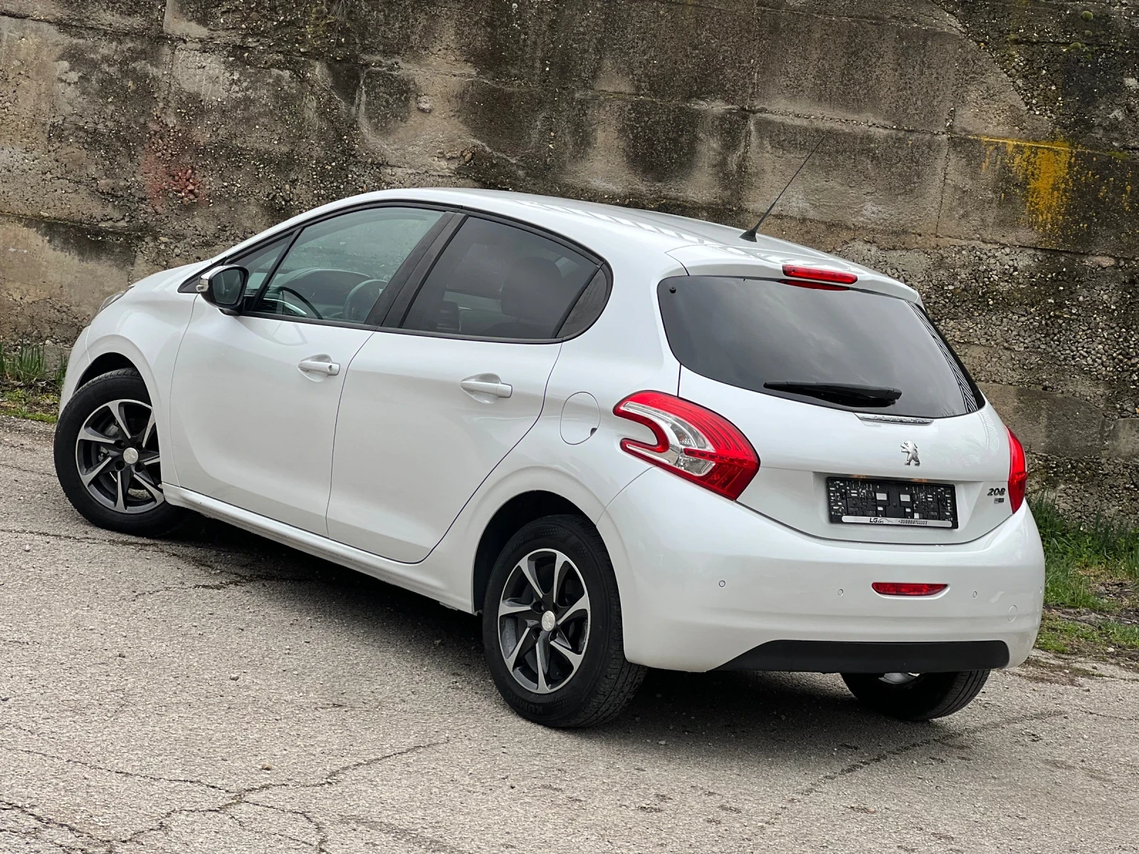 Peugeot 208 1.6 HDI 92 кс. , снимка 5 - Автомобили и джипове - 53966940