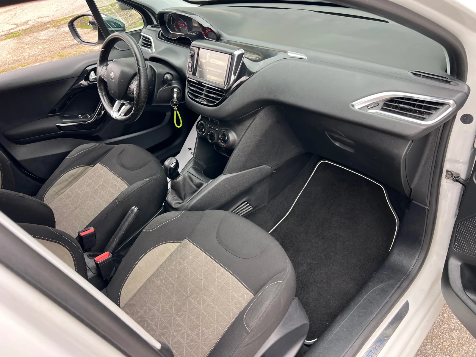 Peugeot 208 1.6 HDI 92 кс. , снимка 11 - Автомобили и джипове - 53966940