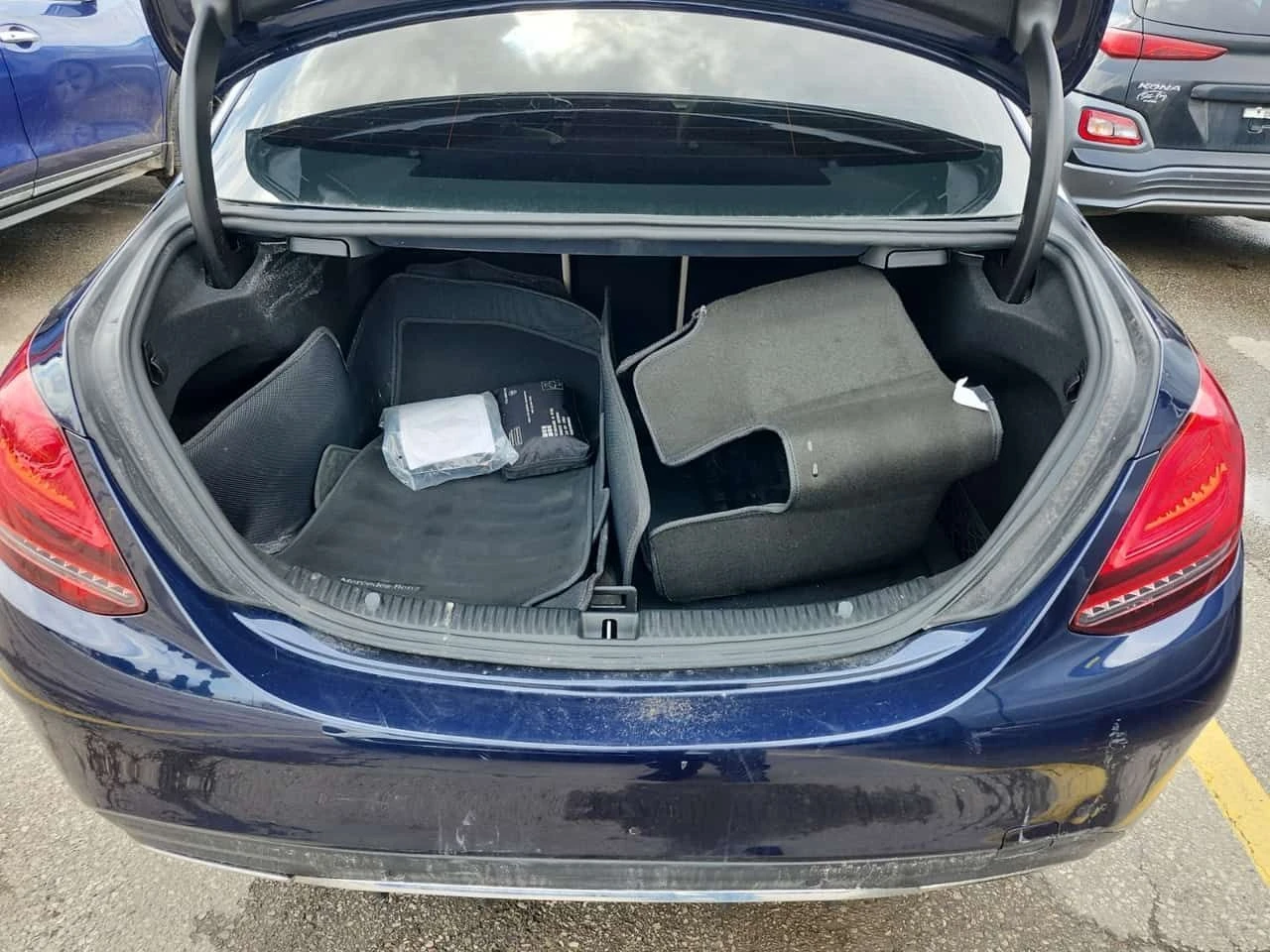 Mercedes-Benz C 300 * АВТОКРЕДИТ БЕЗ ПЪРВОНАЧАЛНА ВНОСКА, снимка 14 - Автомобили и джипове - 54627729