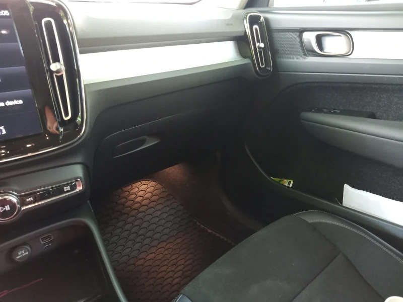 Volvo XC40 Т3 Momentum , снимка 15 - Автомобили и джипове - 51201399