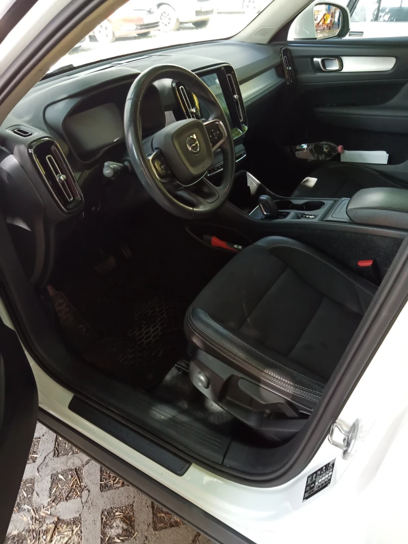 Volvo XC40 Т3 Momentum , снимка 9 - Автомобили и джипове - 51201399