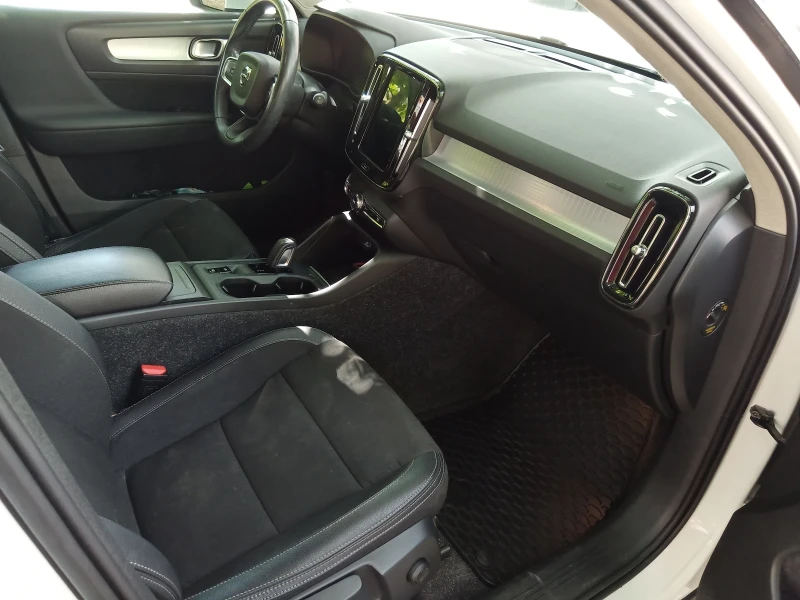 Volvo XC40 Т3 Momentum , снимка 11 - Автомобили и джипове - 51201399