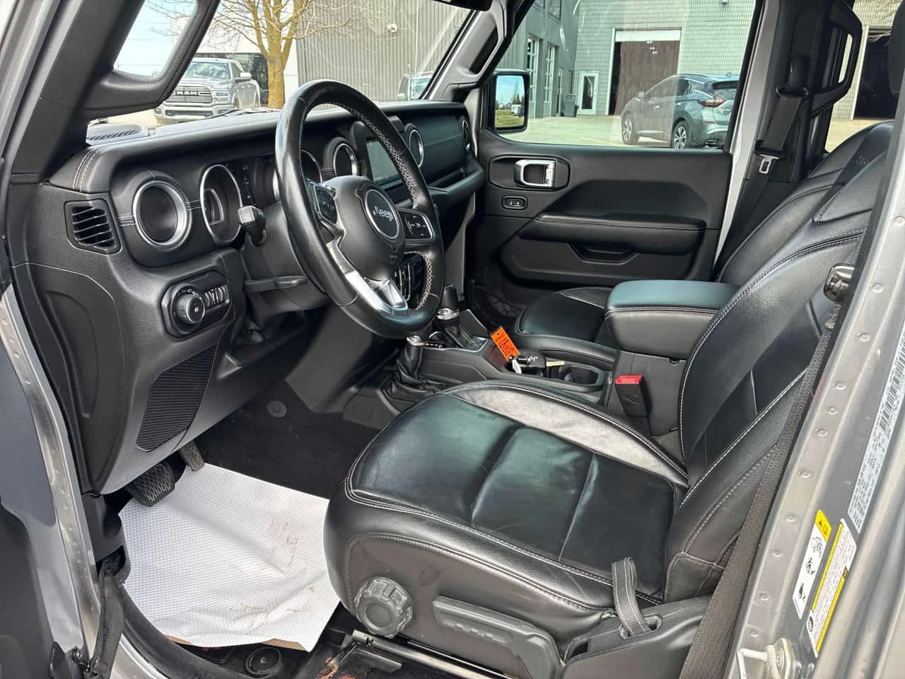 Jeep Wrangler SAHARA * ПОДГРЕВ / КОЖЕН САЛОН / ПРЕДСТАВИТЕЛСТВО, снимка 6 - Автомобили и джипове - 54034417