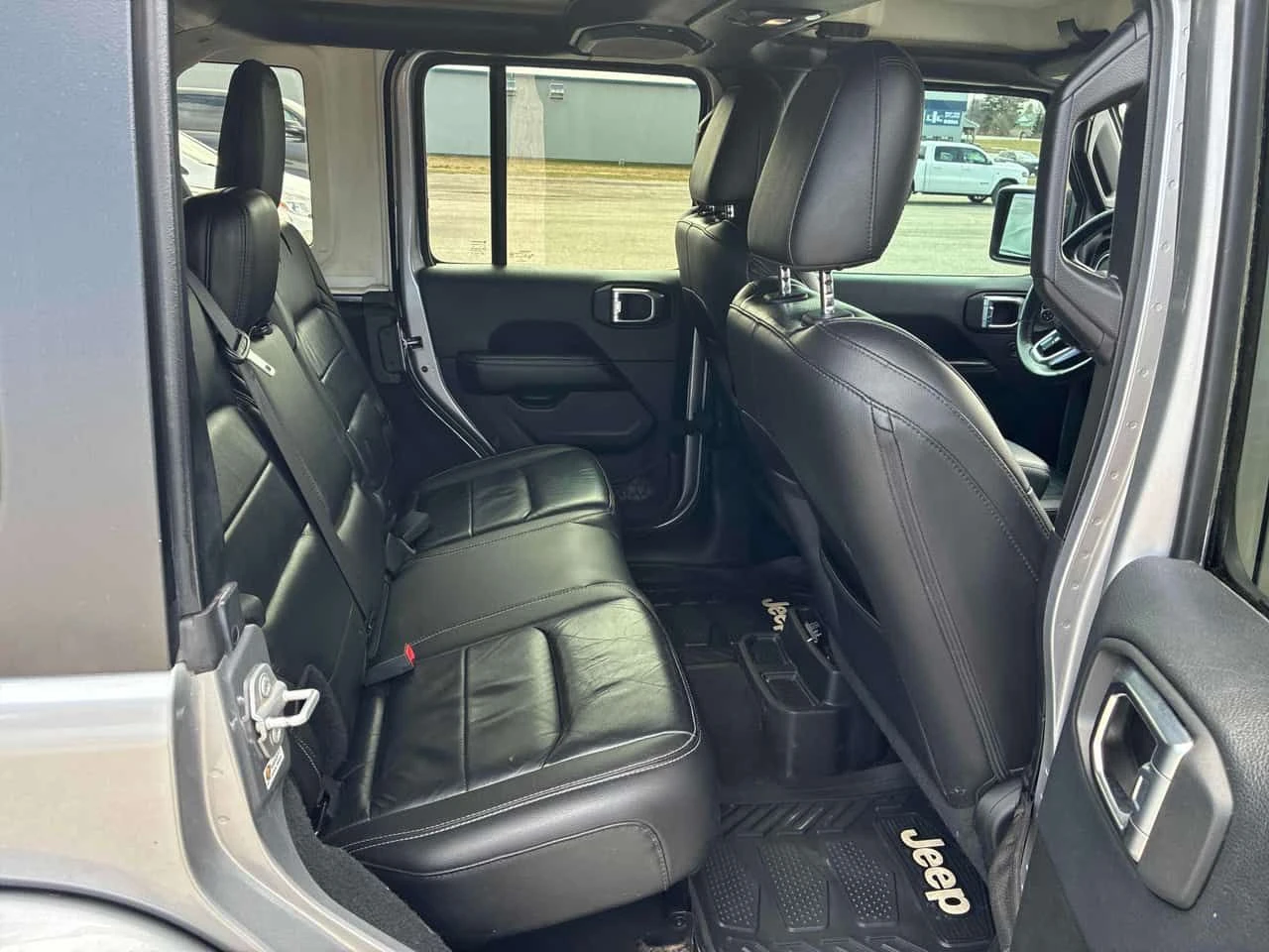 Jeep Wrangler SAHARA * ПОДГРЕВ / КОЖЕН САЛОН / ПРЕДСТАВИТЕЛСТВО, снимка 11 - Автомобили и джипове - 54034417