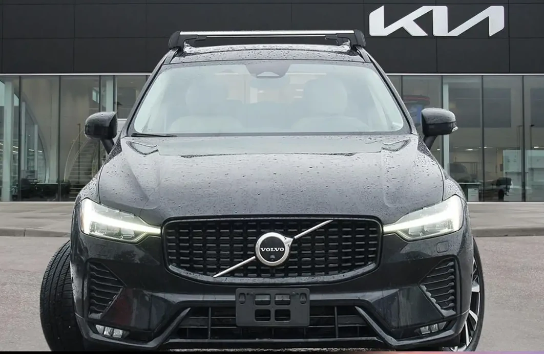 Volvo XC60 Plus Dark Theme AWD | PANO Roof | Leather | Memory, снимка 2 - Автомобили и джипове - 55889026