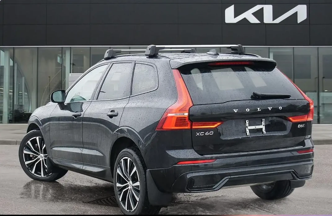 Volvo XC60 Plus Dark Theme AWD | PANO Roof | Leather | Memory, снимка 4 - Автомобили и джипове - 55889026