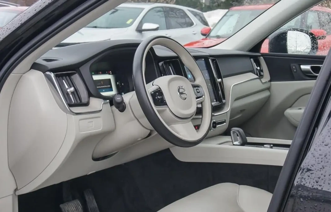 Volvo XC60 Plus Dark Theme AWD | PANO Roof | Leather | Memory, снимка 8 - Автомобили и джипове - 55889026