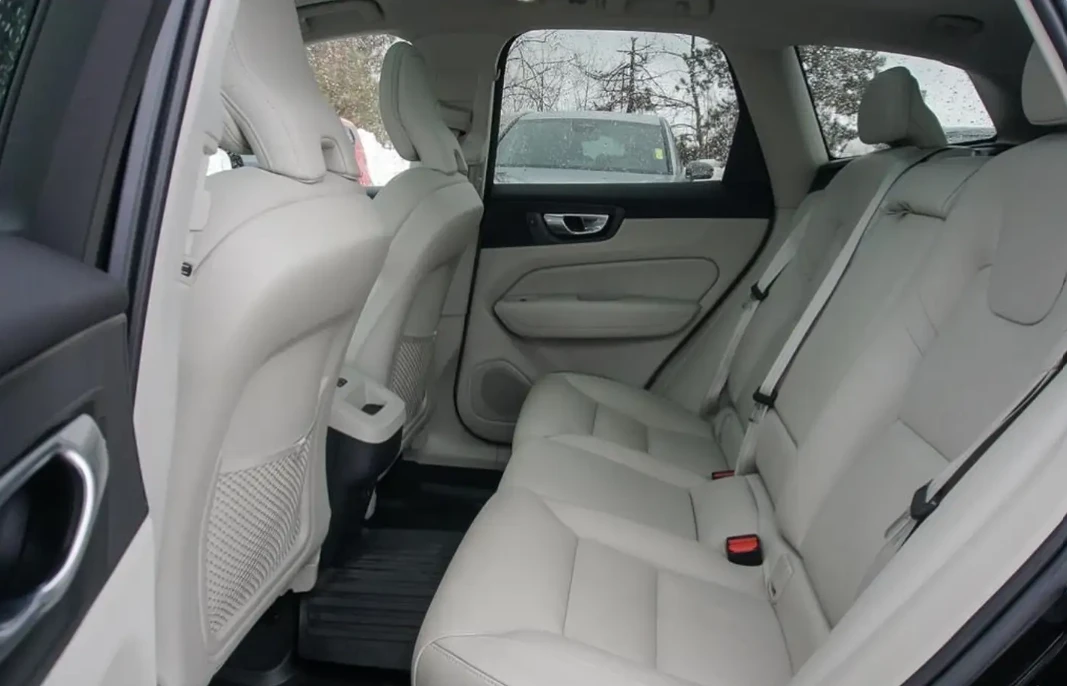 Volvo XC60 Plus Dark Theme AWD | PANO Roof | Leather | Memory, снимка 13 - Автомобили и джипове - 55889026