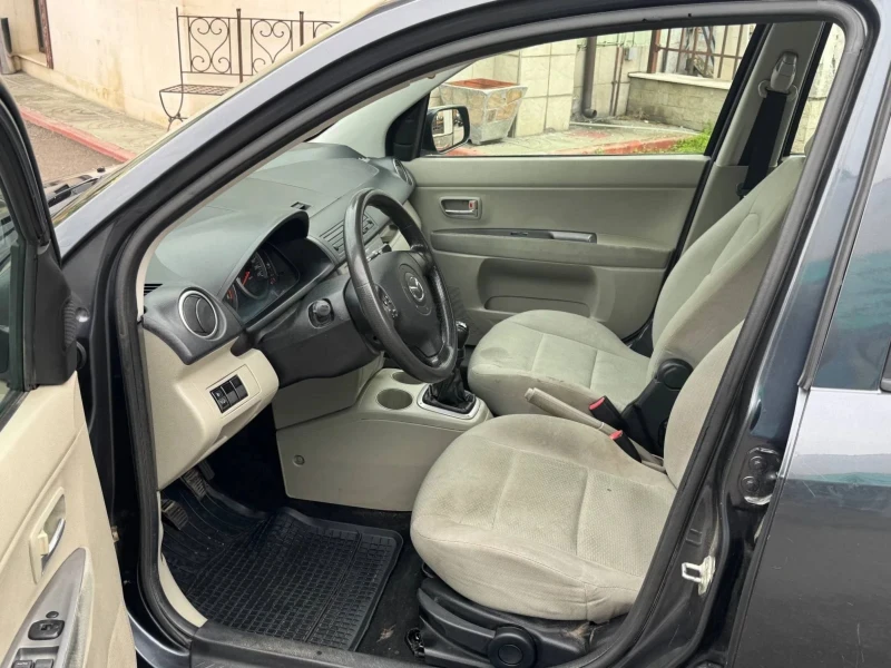 Mazda 2 1.3i facelift, снимка 8 - Автомобили и джипове - 52469437
