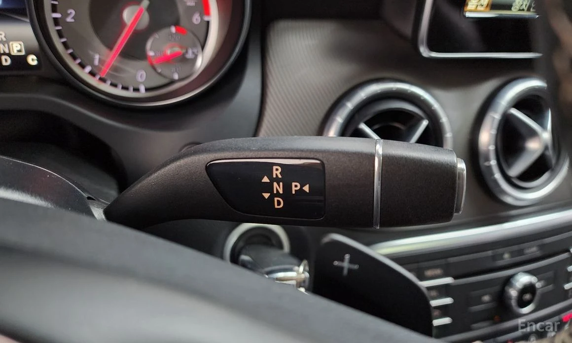 Mercedes-Benz CLA 200, снимка 9 - Автомобили и джипове - 54038951