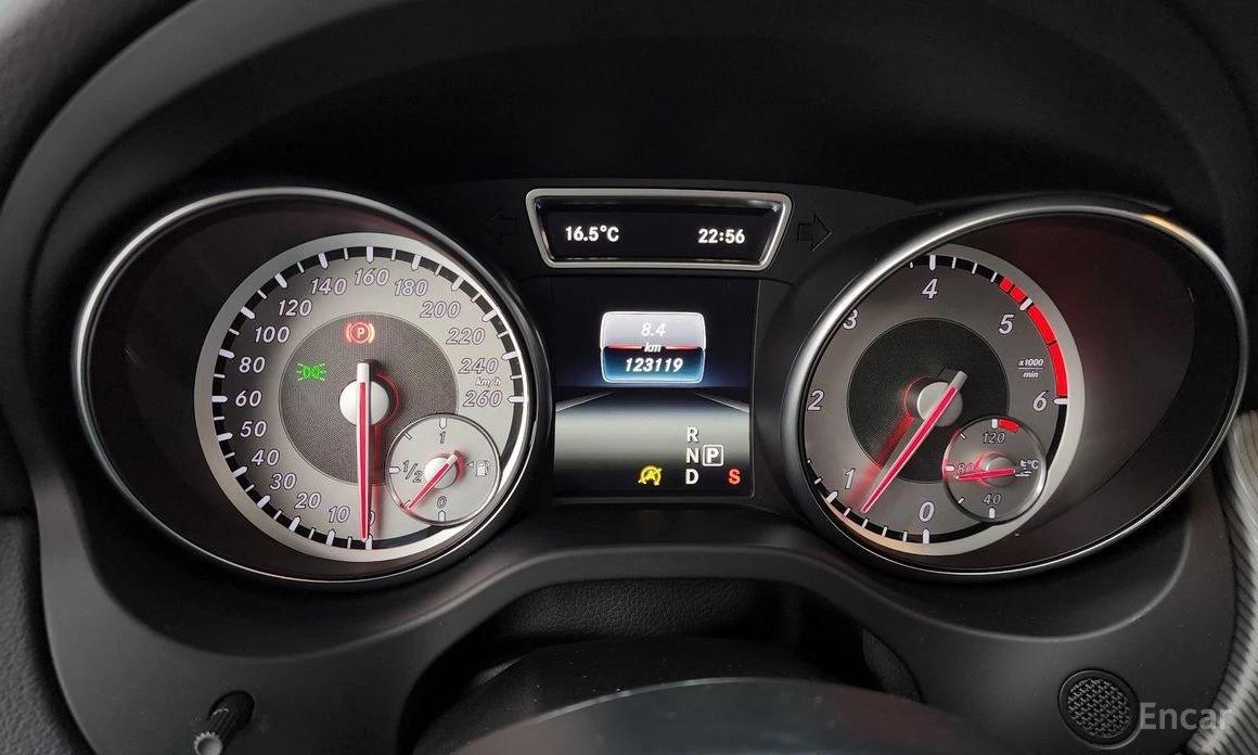 Mercedes-Benz CLA 200, снимка 8 - Автомобили и джипове - 54038951