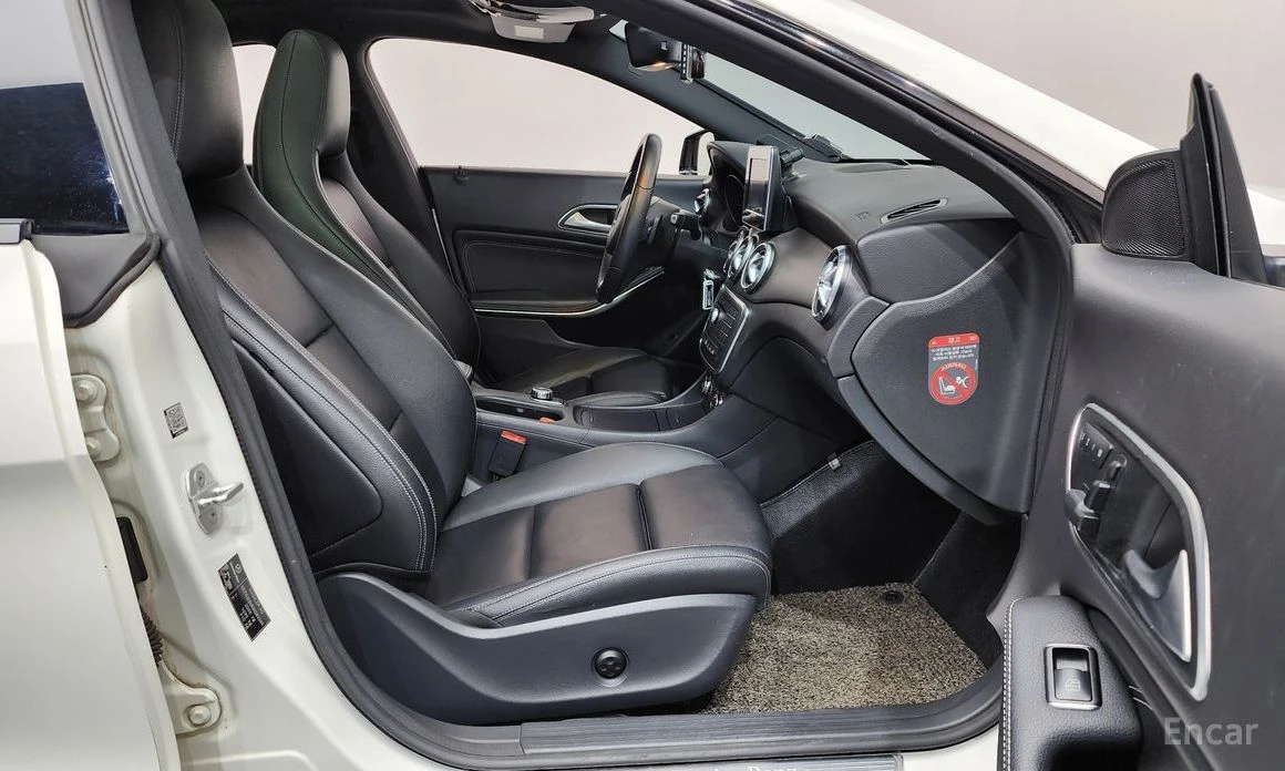 Mercedes-Benz CLA 200, снимка 11 - Автомобили и джипове - 54038951