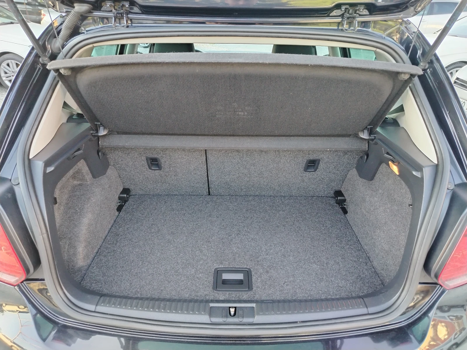 VW Polo 1.6tdi-90к.с/КЛИМАТРОНИК/НАВИГАЦИЯ/КСЕНОН/LED!!! , снимка 16 - Автомобили и джипове - 54693849