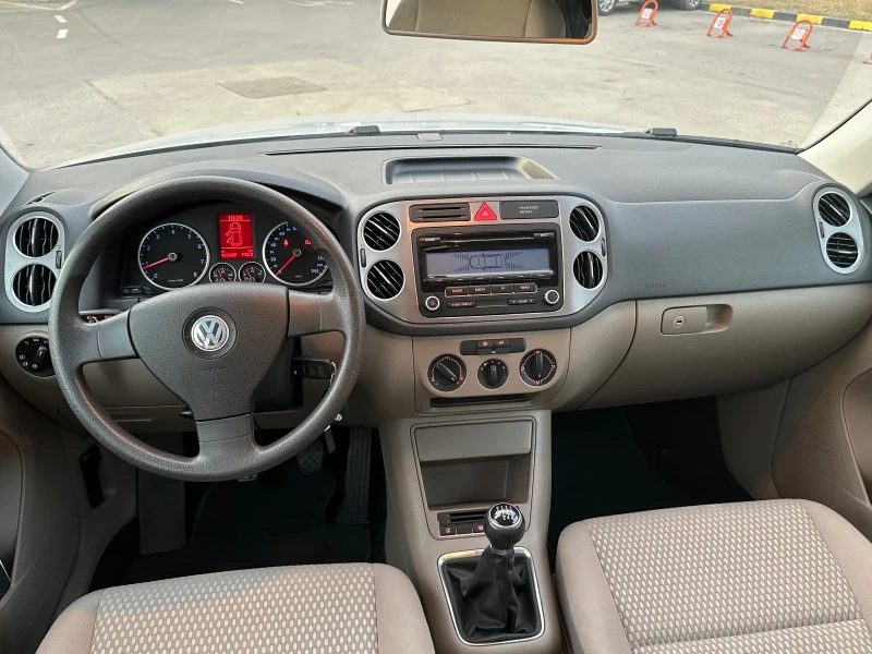 VW Tiguan КАТО НОВ! , снимка 11 - Автомобили и джипове - 49453260