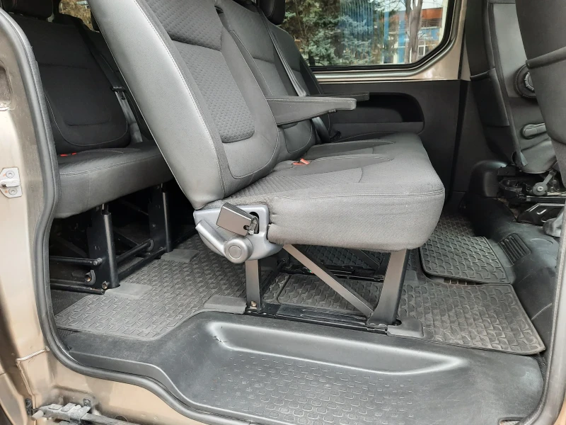 Opel Vivaro Пътнически ПЕРФЕКТЕН , снимка 10 - Бусове и автобуси - 52681042