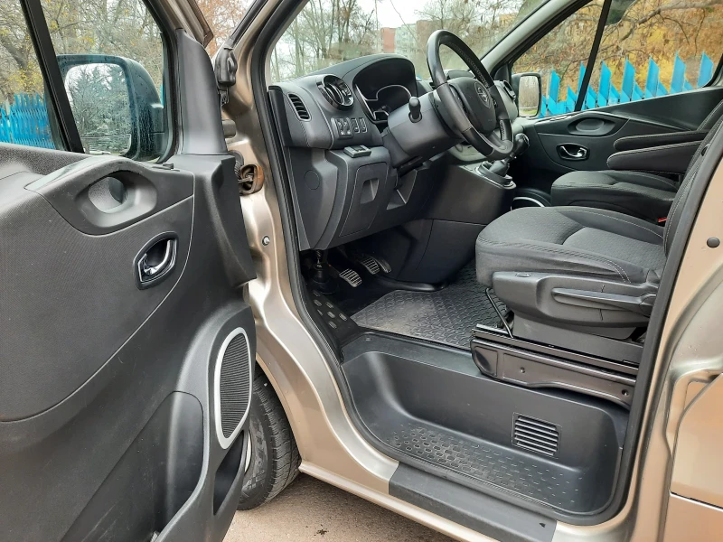 Opel Vivaro Пътнически ПЕРФЕКТЕН , снимка 5 - Бусове и автобуси - 52681042