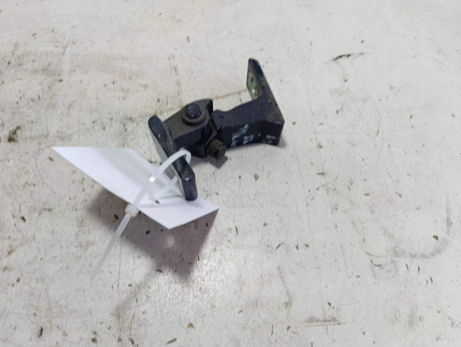 панта задна лява врата 8K0831401B Skoda Octavia