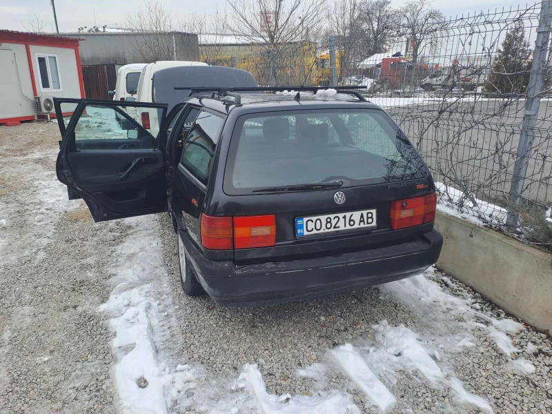 VW Passat 1, 6, снимка 6 - Автомобили и джипове - 48687456