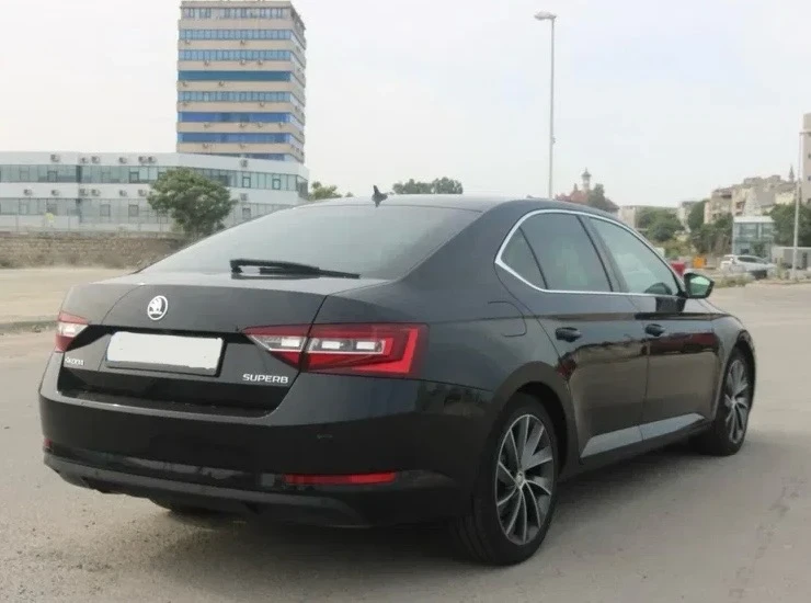 Skoda Superb 2.0TDI Laurin & Klement / DSG / LED / Panorama, снимка 2 - Автомобили и джипове - 47618880