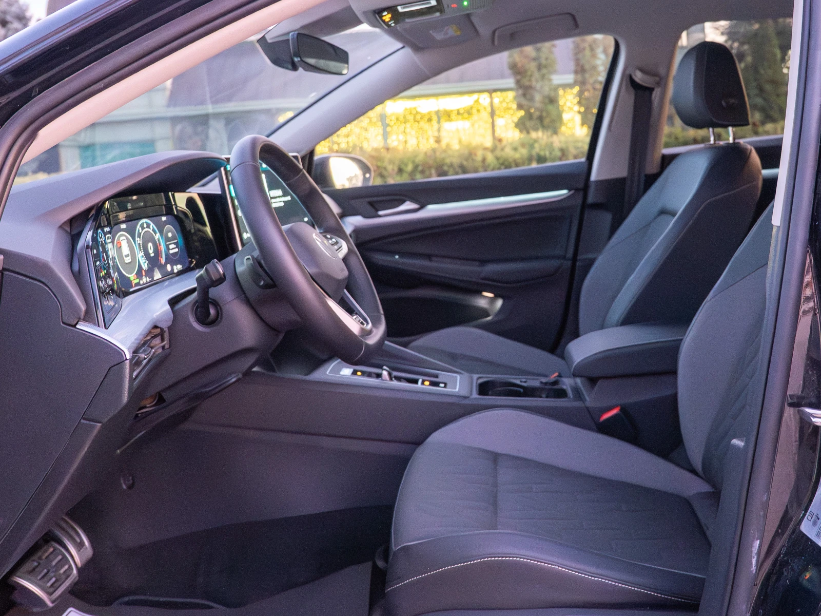 VW Golf Variant 1.5 eTSI DSG в гаранция, като нов , снимка 8 - Автомобили и джипове - 53819884