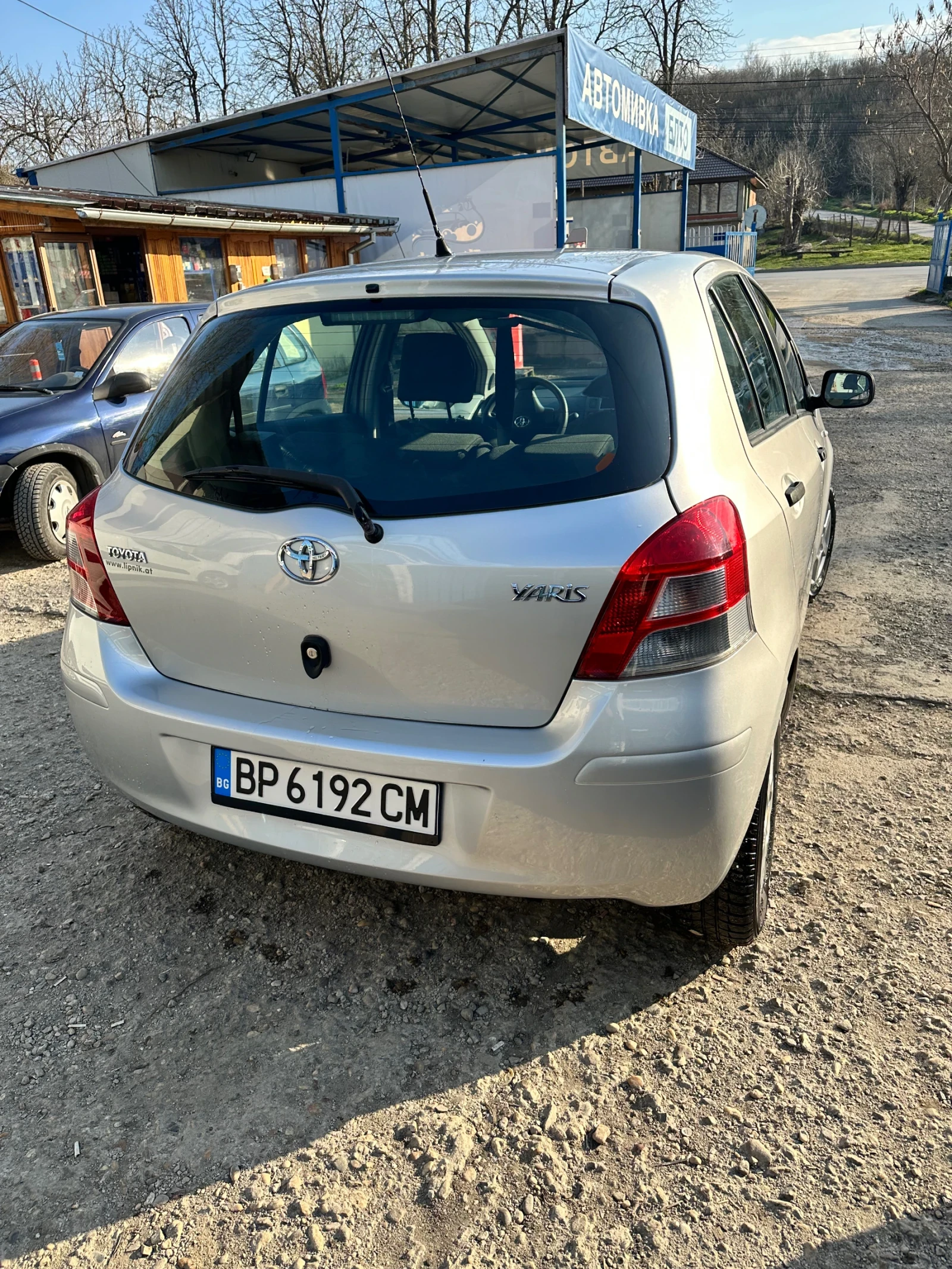 Toyota Yaris 1.0 бензин, снимка 3 - Автомобили и джипове - 53990929