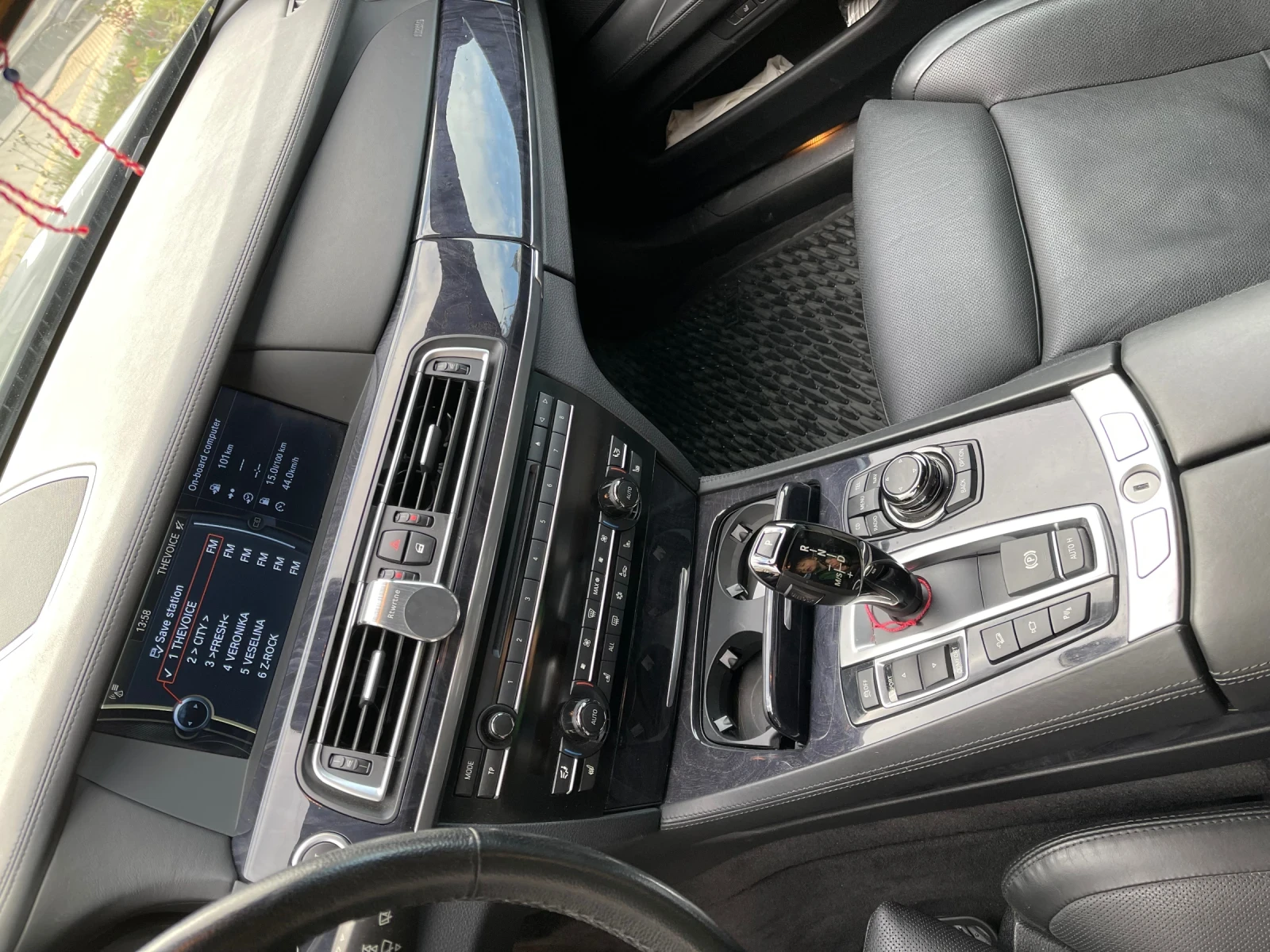 BMW 750 iL X-drive, снимка 11 - Автомобили и джипове - 54542558