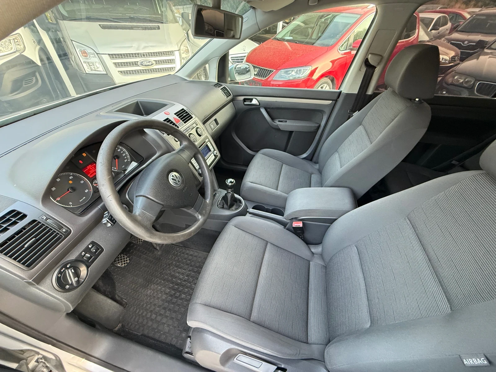 VW Touran 1.9TDI ЛИЗИНГ 2 БРОЯ , снимка 9 - Автомобили и джипове - 56310702