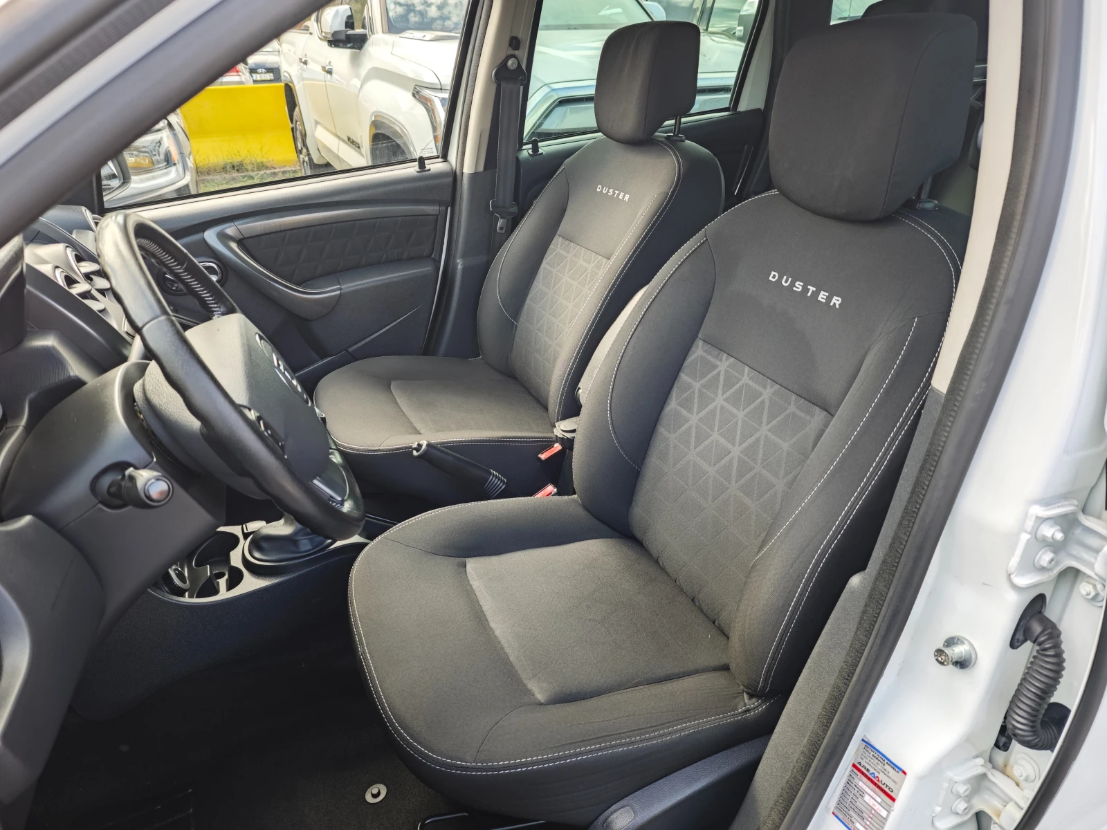 Dacia Duster 1.6 4X4 Navi - изображение 10