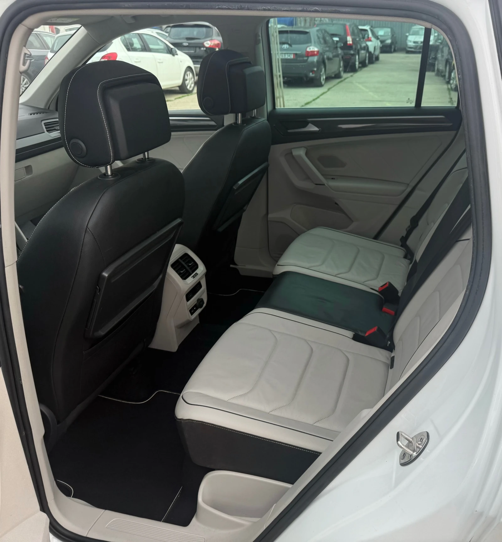 VW Tiguan 2.0 TDI, снимка 13 - Автомобили и джипове - 53851551